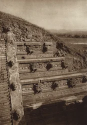 Mexique : San Juan Teotihuacan, sculptures en pierre sur la façade ouest de la pyramide de Quetzalcouatl, pyramide au centre de la Citadelle (photo n/b)