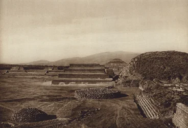 Mexique : San Juan Teotihuacan, Vue des terrasses de la Citadelle (photo n/b)