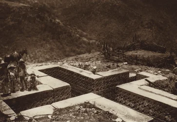 Mexique : souterrain en forme de croix, Guiaroo (photo n/b)