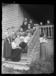 Photo de groupe sur les marches de la Villa Blanche