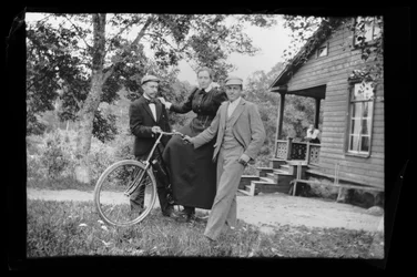 Wolter, Blenda et Einar Simberg dans la cour de la Villa Jaune, sur le porche de la villa Elma Simberg