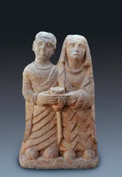 Art antique : couple apportant une offrande. Sculpture en pierre, IIIe siècle av. J.-C. Musée archéologique national de Madrid.