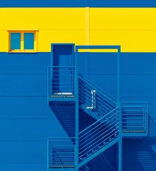 Façade bleu vif et jaune