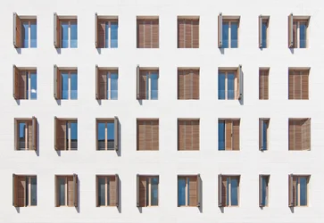 Façade à fenêtres géométriques
