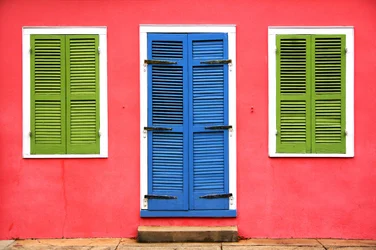 Porte bleu vif et volets verts