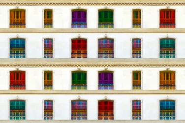 Une façade vitrée pleine de vie