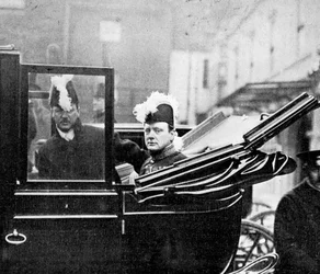 Le Conseil privé, Winston Churchill quittant le palais. L