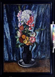 Bouquet de fleurs dans une cruche devant un fond bleu