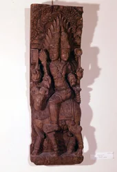 Agni, dieu du feu, représenté avec deux têtes (bicéphale) sur un bélier, selon la mythologie hindoue. Sculpture en bois du XVIIe siècle. Paris, musée Guimet.