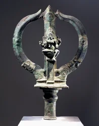 Trident en bronze avec figure de Mariyammai, déesse de la variole, portée en procession lors des épidémies, civilisation indienne