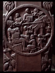 Bouddhisme : « Des singes capturent un éléphant et le traînent pour extraire la dent du géant » (détail) du stupa de Bharhut. Bas-relief en pierre noire, 2ème siècle avant J.-C. - Musée indien de Calcutta