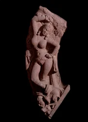 Demoiselle montant sur un nain (sculpture en grès rouge, Empire Kushan)