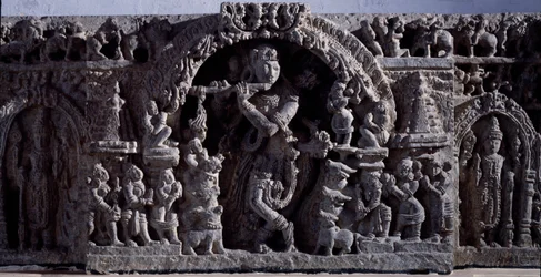 Hindouisme : « Krishna ou Venugopala, maître des vaches à la flûte » Sculpture en pierre noire, partie centrale, 12e siècle - Halebidu, Mysore - Musée indien, Calcutta