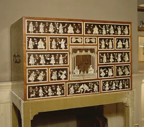 Cabinet indien décoré en ivoire et bois de rose, 17 tiroirs, Ceylan, 1700