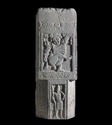 Dalle de stupa montrant un nain et des figures scythes, du site de Nagarjuna (relief)