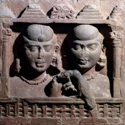 Yaksa et yaksini jouant avec un perroquet (relief en grès rouge)