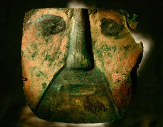 Un masque en cuivre exhumé de la culture Lambayeque de A....