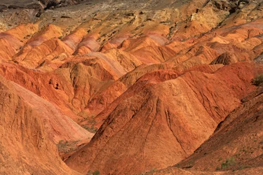 Aux rochers colorés près du campement à Wu Cai Wan dans le désert de Gobi, Xinjiang
