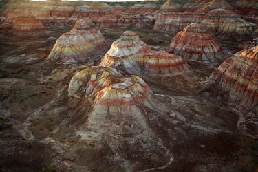 Roches colorées près de Wu Cai Wan dans le désert de Gobi, Xinjiang, Chine occidentale, 2007 (photo)
