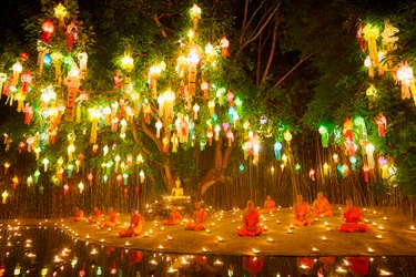 Jeunes moines novices au Wat Phan Thao pendant le festival Loy Krathong (Yee Peng) à Chiangmai, Thaïlande, 2019 (photo)