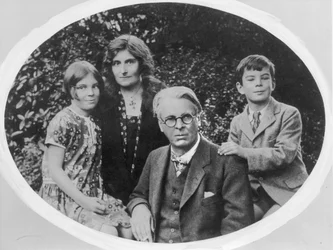 William Butler Yeats (1865-1939) avec son épouse Georgie Hyde Lee et leurs enfants Anne et Michael
