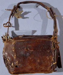 Le sac ou budget du Corpus Christi, vu de dos, irlandais, vers 1120-30