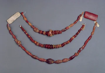 Trois colliers de perles de Hallstatt, Autriche, 700-500 av. J.-C. (ambre)