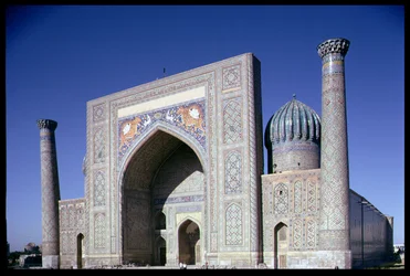 Façade de la madrasa Shirdar, période timouride, place Rigestan, vers 1619-35