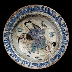 Art islamique : plat de fauconnier à cheval en céramique. Début du XIIIe siècle. De l