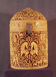 Pyxide avec un relief représentant les plaisirs de la vie courtoise, inscrit avec le nom Al-Mughira, fils du calife Abd-al-Rahman III, période omeyyade, de Cordoue, 968 après J.-C.
