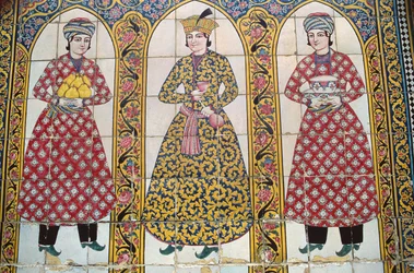 Panneau de tuiles illustrant des costumes traditionnels