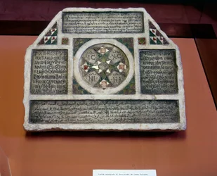 Pierre tombale avec inscriptions en quatre langues