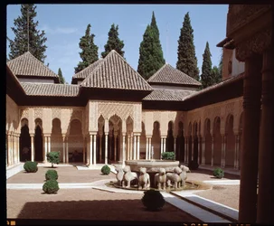 Vue de la Cour des Lions, cour principale du Palais Nasride des Lions