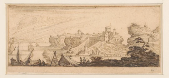 Vue côtière avec une tente ouverte et des pêcheurs