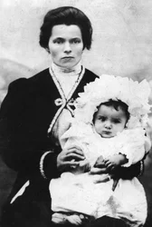 Benito Mussolini enfant avec sa mère Rosa Maltoni