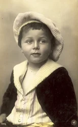 Garçon mignon avec un chapeau mou
