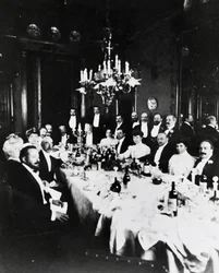 Déjeuner à la Casa Sonzogno, parmi les invités on peut reconnaître Francesco Cilea, Pietro Mascagni, Umberto Giordano, Carlo Romussi, Arturo Colautti, Amintore Galli et Edoardo Sonzogno, Milan
