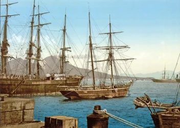 Goélettes dans la baie de Naples avec le Vésuve en arrière-plan, pub. c.1900