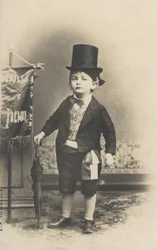 Petit garçon en costume