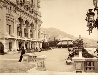 La terrasse du front de mer près du Casino de Montecarlo, à Monaco