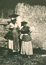 Deux paysans de la campagne romaine portant des vêtements traditionnels, Italie, vers 1910