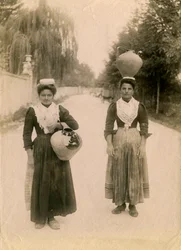 Deux jeunes femmes avec des jarres en terre cuite, Roccaraso, Abruzzes, Italie, vers 1905