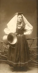 Femme portant un costume traditionnel et tenant un récipient en cuivre, Abruzzes, Italie