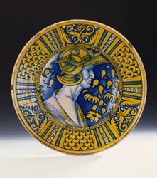 Un plat de portrait lustré de Deruta peint en bleu et lustré en jaune représentant un guerrier avec un casque à griffon ailé, vers 1525