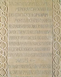 Archéologie du Moyen Âge. Art barbare de Lombardie : pierre tombale de la reine Ragnetrude (Raginthruda) datant de 740-750
