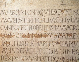 Archéologie du Moyen Âge : pierre tombale du roi lombard Cunipert, dit le Pieux