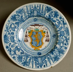 Armoiries de cardinal. Plat en céramique produit à Deruta, Italie. Vers 1620, Florence, Museo Nazionale del Bargello