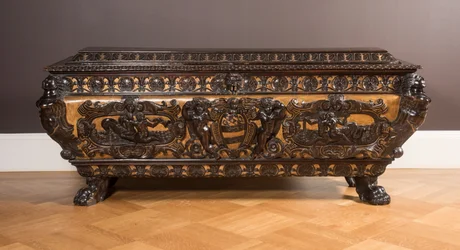 Cassone (noyer sculpté et doré)