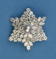 Broche flocon de neige en diamants circulaires et marquise par Bulgari