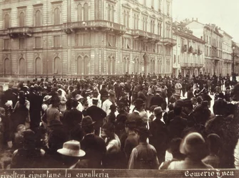 Les citoyens défient la cavalerie du général Bava Beccaris, lors des émeutes de Milan, 6-9 mai 1898
